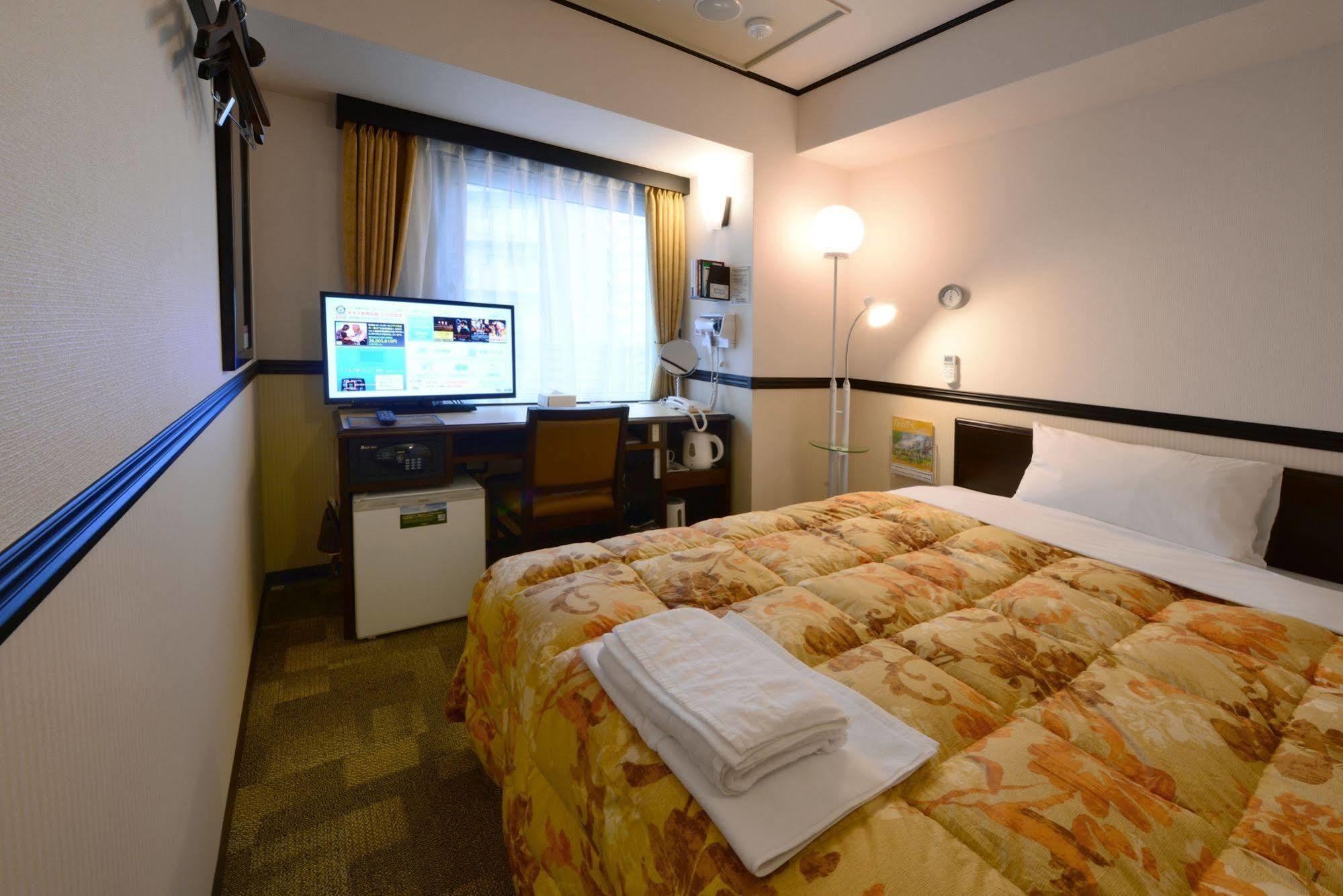Toyoko Inn Hokkaido Sapporo-Eki Minami-Guchi Exterior photo